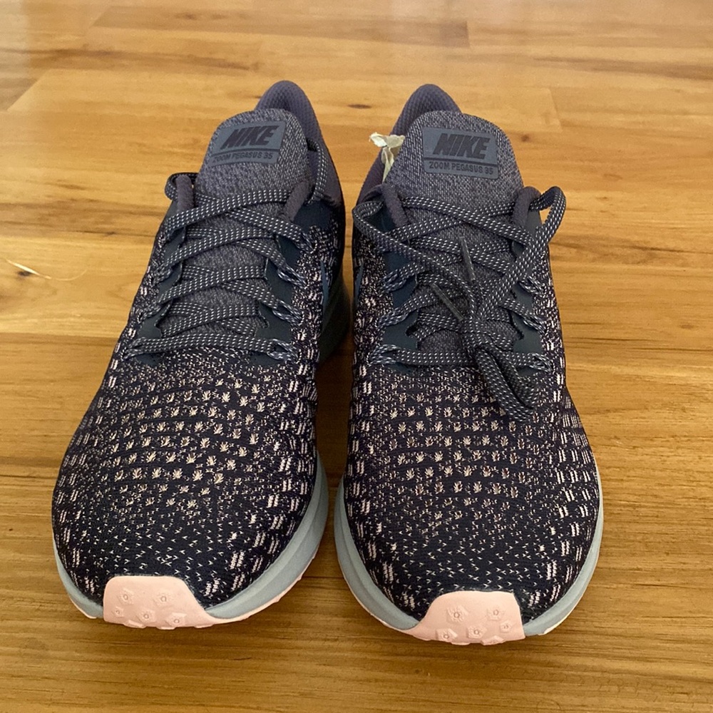 Nike Air Zoom Pegasus 35 in gray/pink size 9.5. Has a purple hue to the gray